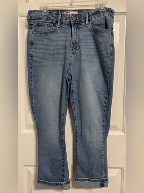 Signature Levi Strauss Light Blue Cropped Stretch Jeans